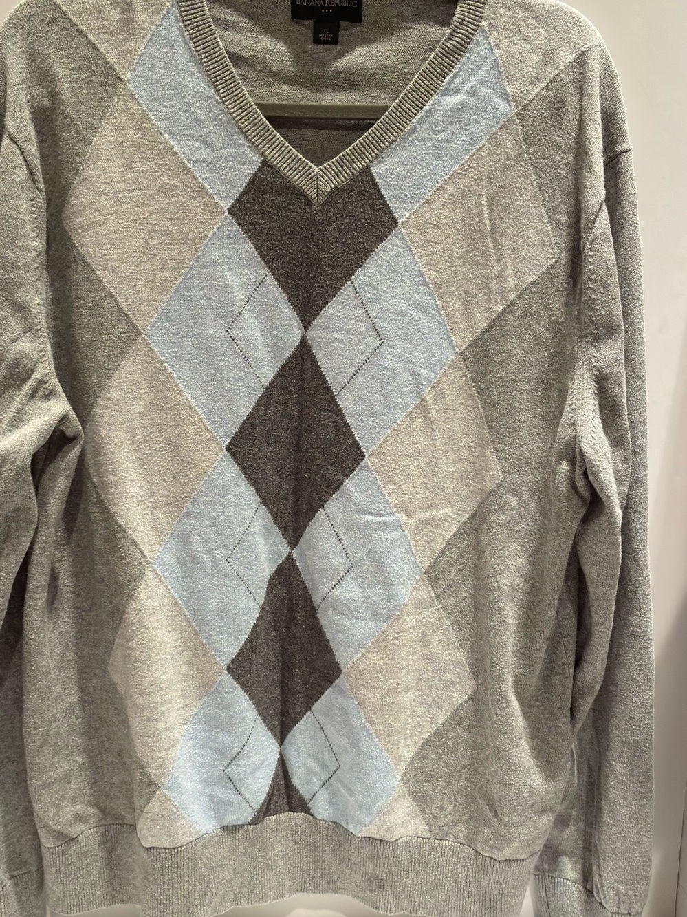 Banana Republic Men’s Light Gray V-Neck Argyle Sweater with Blue Diamonds